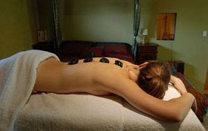Massage aux pierres chaudes bien-être relaxation