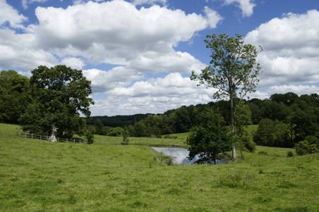 Le cadre idyllique du vallon Saint-Méen, où la légende de la source est née, au Pré-d’Auge, près de Lisieux.