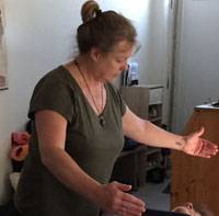 Participant atelier reiki massage soin énergétique